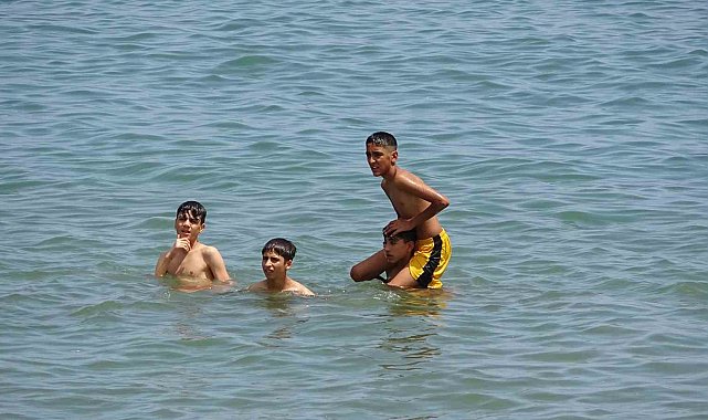 Adana'nın sıcağından bunalan gençler soluğu Mersin sahillerinde aldı