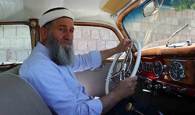 Adnan Menderes'in korumasının kullandığı otomobile gözü gibi bakıyor