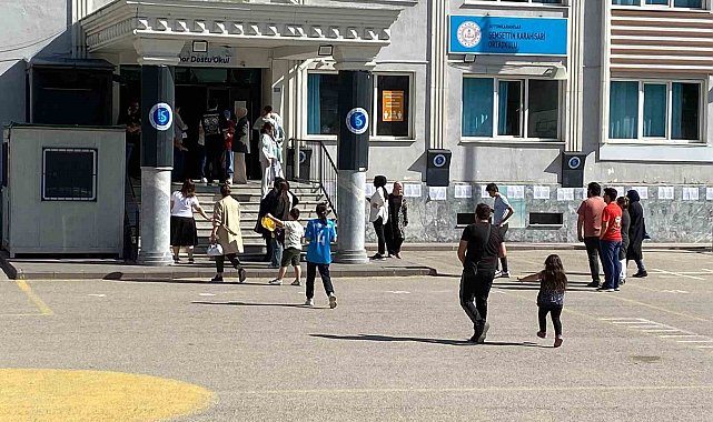 Afyonkarahisar'da LGS sınavı 6 bin 841 öğrencinin katılımı ile başladı