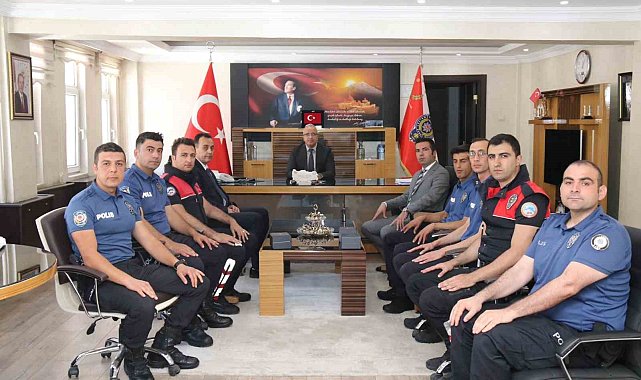 Ağrı İl Emniyet Müdürü İpar başarılı polisleri tebrik edip hediye takdim etti