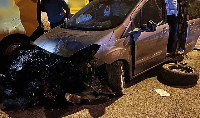 Ağrı'da kaldırıma çarpan araç hurdaya döndü