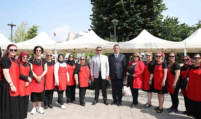 Ahşap hediyelikler sergileniyor
