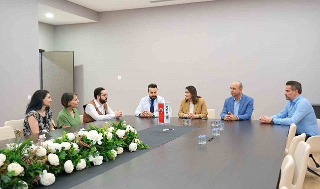 AK Partili Karslı çöken binada yaralanan genç annenin durumu hakkında bilgi aldı