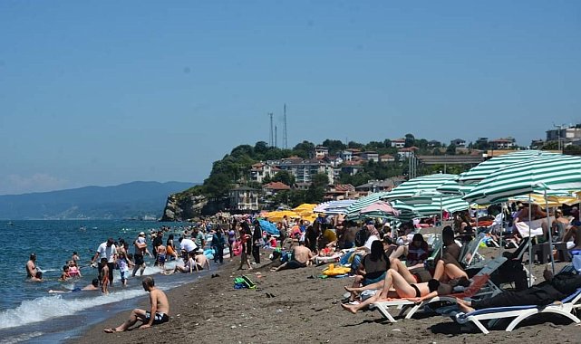 Akçakoca sahilleri tıklım tıklım doldu