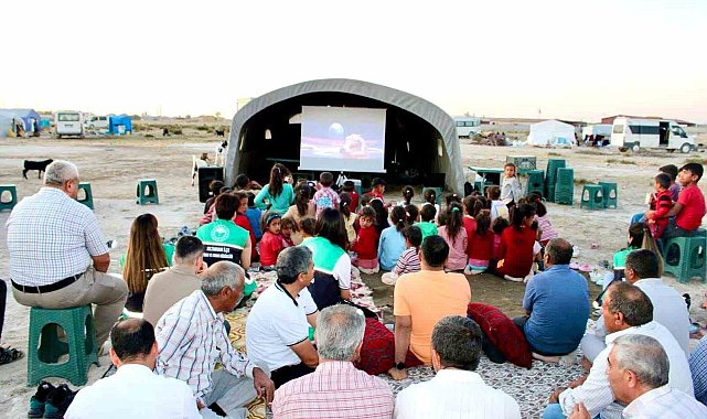 Aksaray'da mevsimlik tarım işçilerinin çadırda sinema keyfi