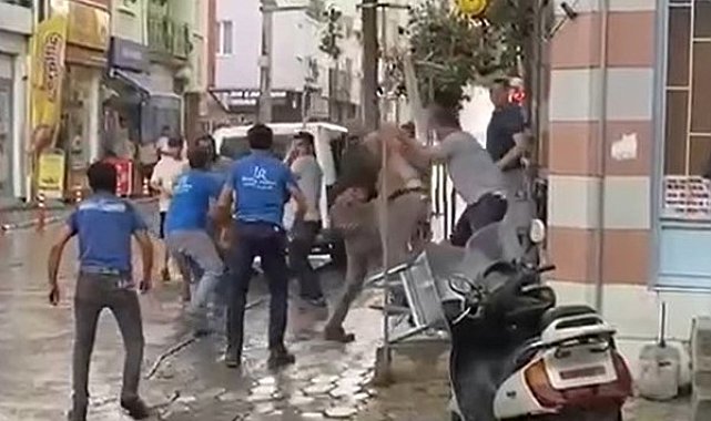 Alacak verecek meselesinden tartışan akrabalar sokak ortasında kavga etti