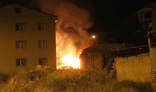 Alevler geceyi aydınlattı, odunluk yangını büyümeden söndürüldü
