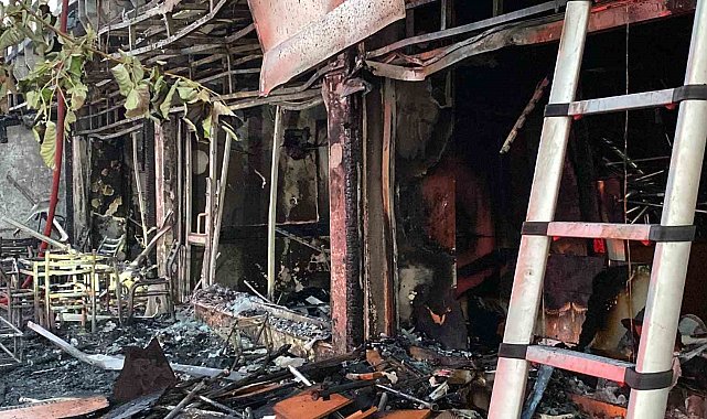 Alevlere teslim olan kafe küle döndü