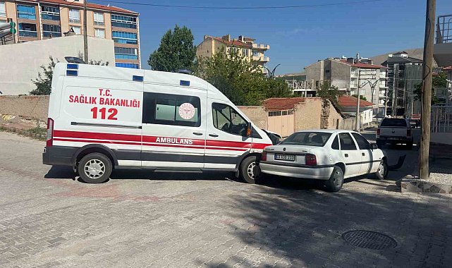 Ambulansın karıştığı kazada 2 sağlık görevlisi yaralandı