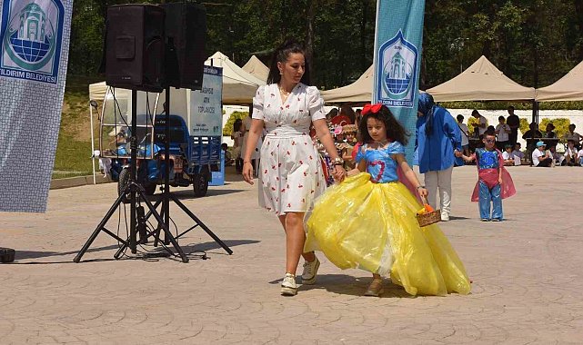 Anaokulu öğrencilerinin sıfır atık defilesi göz kamaştırdı