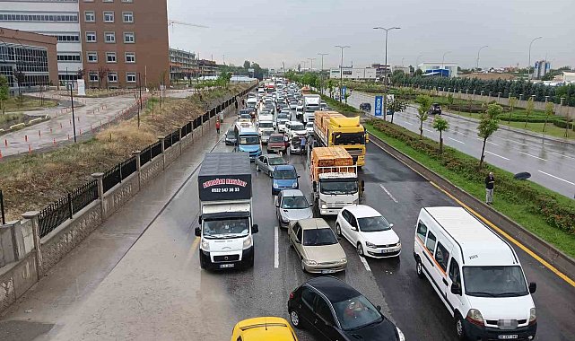 Ankara'da caddeler göle dönerken otomobiller suya gömüldü