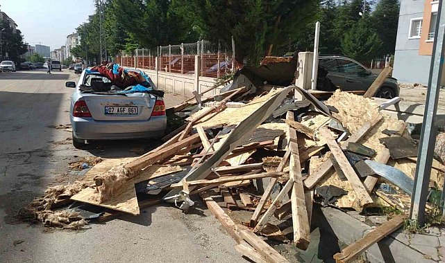Ankara'da fırtınanın apartman çatısını uçurduğu an kamerada