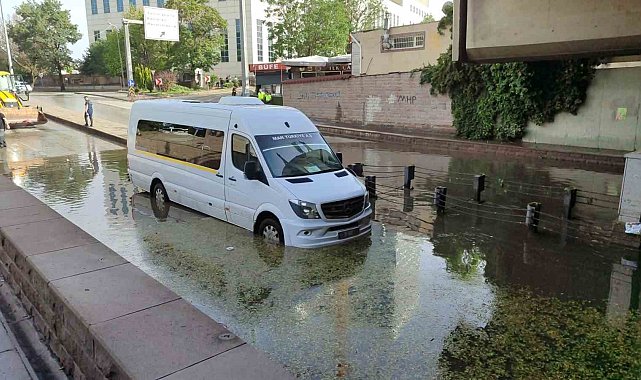 Ankara'da sağanak yağış su taşkınlarına neden oldu, araçlar mahsur kaldı