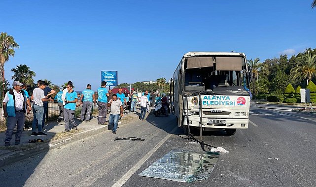 Antalya'da belediye ve otel personelini taşıyan araçlar çarpıştı: 6 yaralı