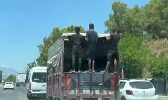 Antalya'da kamyonet kasasında tehlikeli yolculuk kamerada