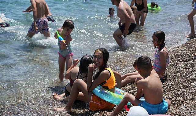 Antalya'da sıcaktan bunalanlar sahile koştu