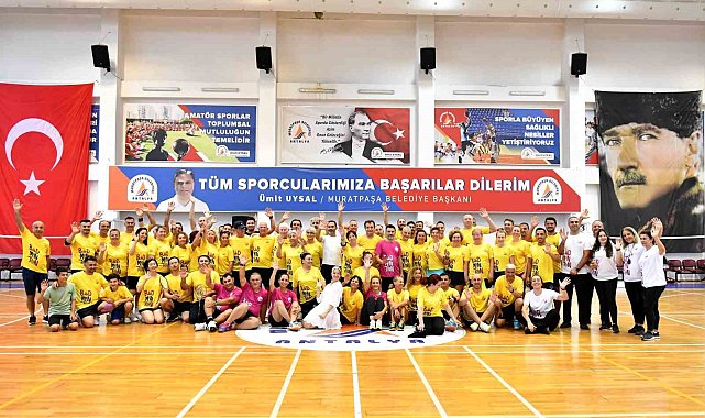 Antalya'da veteranlar badminton şenliği başladı