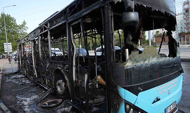 Antalya'da yanan halk otobüsünden geriye hurda yığını kaldı