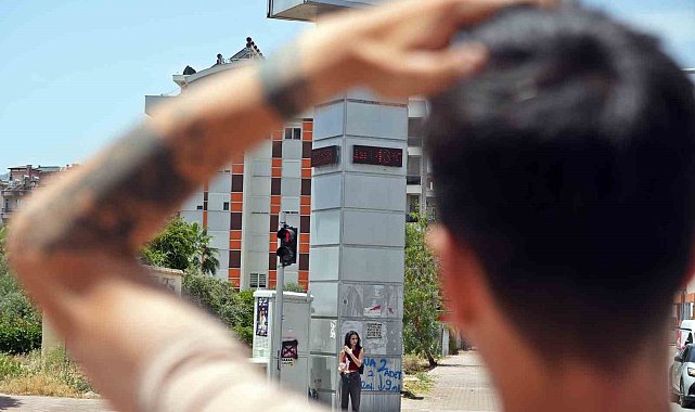 Antalya'nın sıcaklıkla imtihanı: Termometreler 43 dereceyi gösterdi, güneşten korunmak için şemsiyeler açıldı