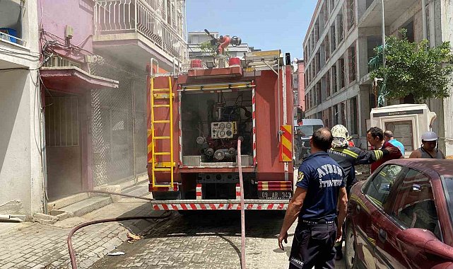 Apartman boşluğunda çıkan yangın panikletti