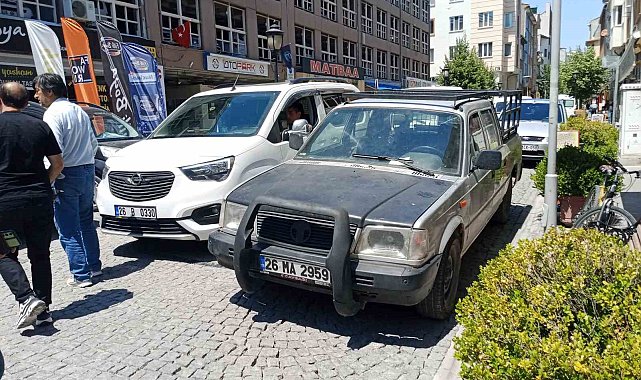 Ara sokakta yol ortasına bırakılan araç trafiği tıkadı