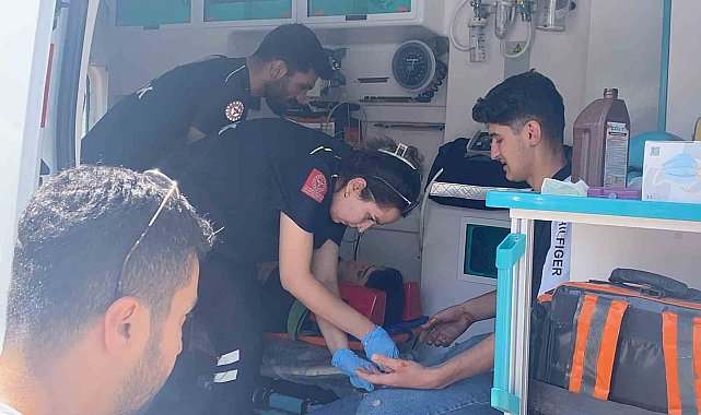 Araç ile motosikletlerin çarpışma anı kameralara yansıdı