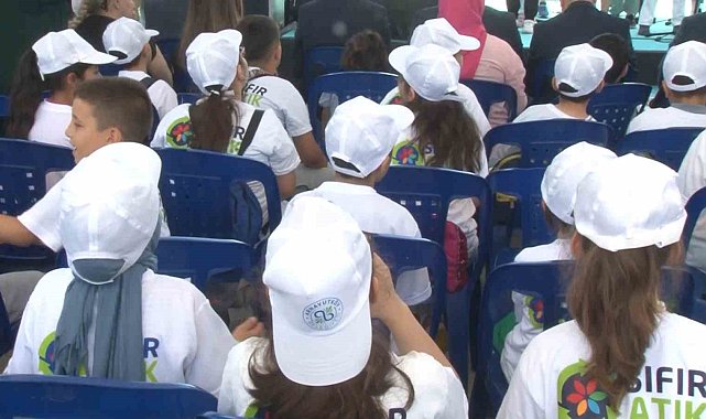 Arnavutköy'de "çevre haftası" nedeniyle öğrenciler Karaburun Sahili'ni temizledi