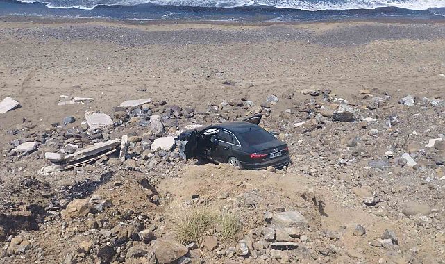 Arsuz'da tekeri patlayan otomobil uçuruma yuvarlandı: 2 yaralı