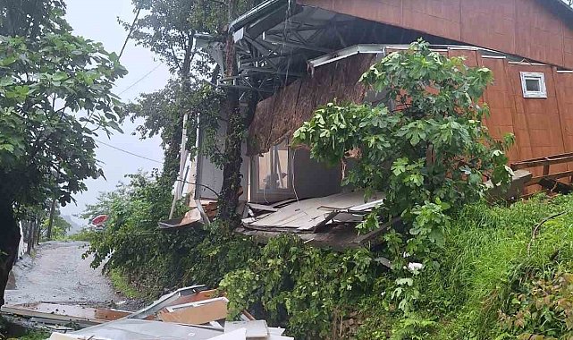 Artvin'de toprak kayması nedeniyle bir ev kullanılmaz hale geldi