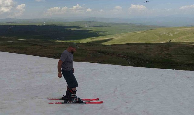 Artvin'de yaz ortasında kayak keyfi