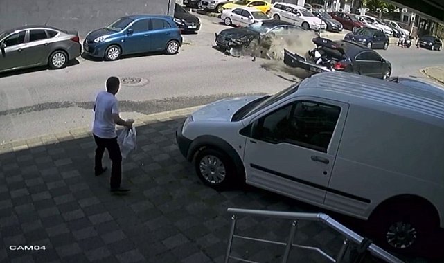 Ataşehir'de 6 aracın karıştığı kazada ortalık savaş alanına döndü