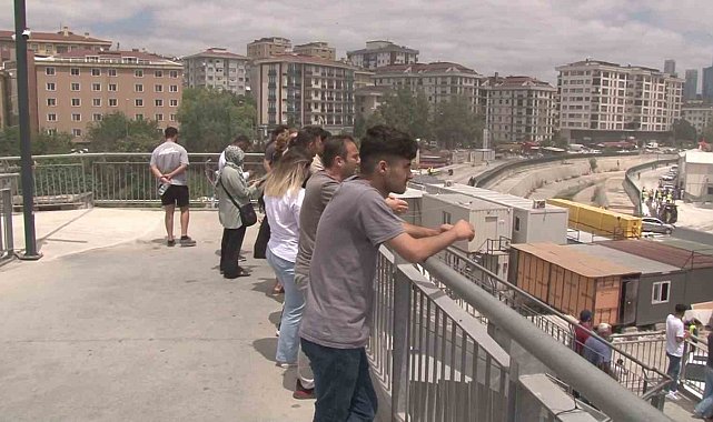 Ataşehir'de inşaattaki malzemeler yandı, çevreyi yoğun duman kapladı