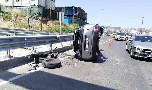 Ataşehir'de okul servisine çarpan otomobil takla attı