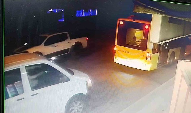 Ataşehir&#039;de seyir halindeki otomobile çarpıp kaçan araç kamerada