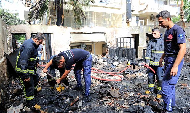 Atıl malzemeler alev aldı, apartman sakinleri ve esnaf büyük korku yaşadı