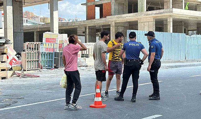 Ayazağa&#039;da maaşlarını alamayan inşaat işçileri eylem yaptı