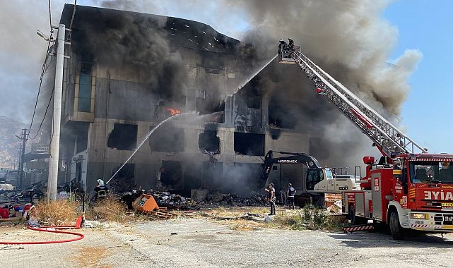 Aydın'da depodaki yangın 16 saattir sönmedi