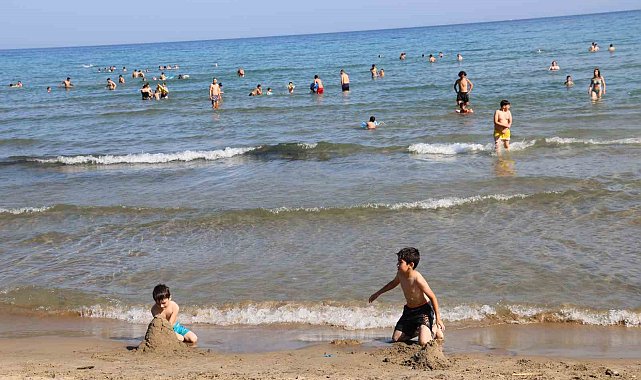 Aydın'da halk denize akın etti