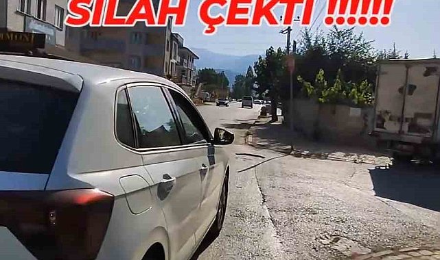 Aynasını kıran motosikletliye böyle silah çekti