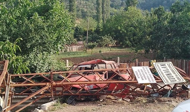 Ayvacık'ta otomobil elektrik direğine çarptı: 2 ağır yaralı