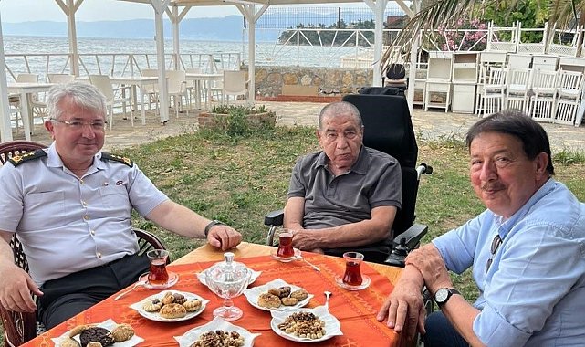 Ayvalık'ın efsanevi Başkanı Ahmet Tüfekçi'ye İl Jandarma Komutanı Alkan'dan anlamlı ziyaret