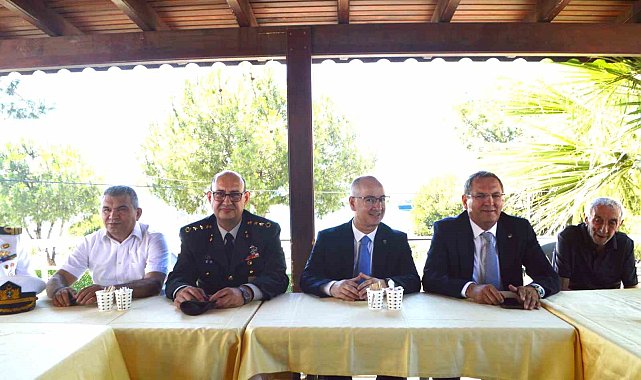 Ayvalık'ta protokol üyeleri kolluk güçleri ve yaşlılarla bayramlaştı