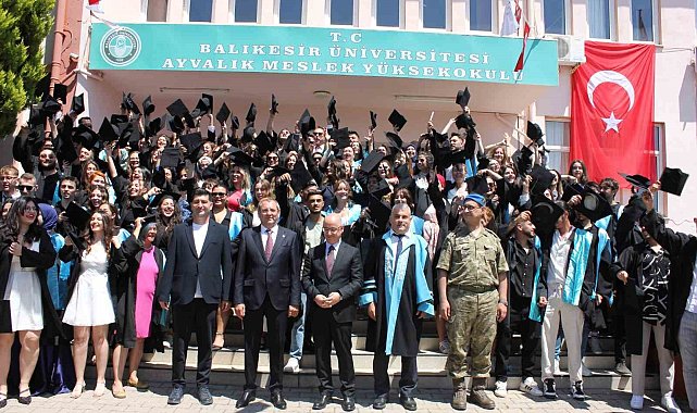 Ayvalık'ta yüksekokul öğrencilerinin mezuniyet sevinci