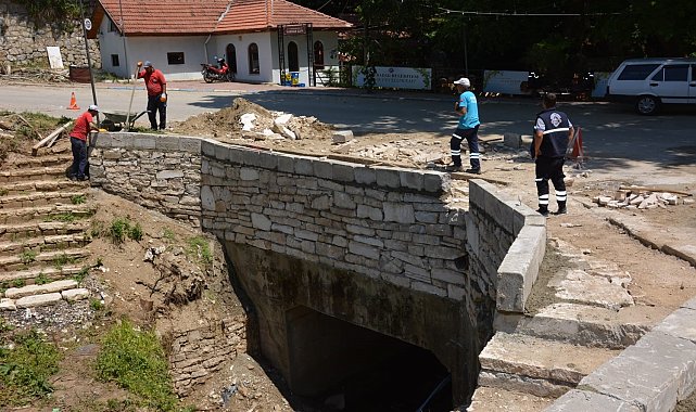 Babadağ Belediyesi Yardan Çayında çevre düzenlemesi yapıyor