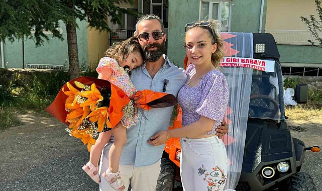 Babalar Günü'nde eşine kendi ürettiği aracı hediye etti