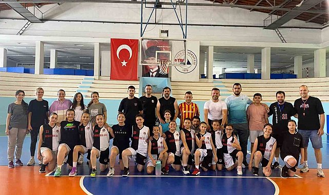 Babalar ve çocukları basketbol maçında karşı karşıya geldi