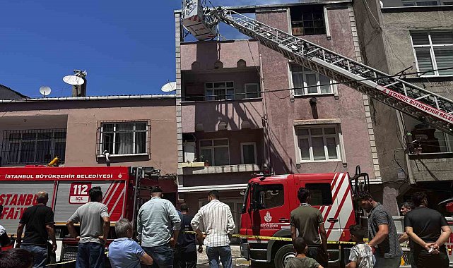 Bağcılar'da binanın çatısında tadilat esnasında yangın çıktı