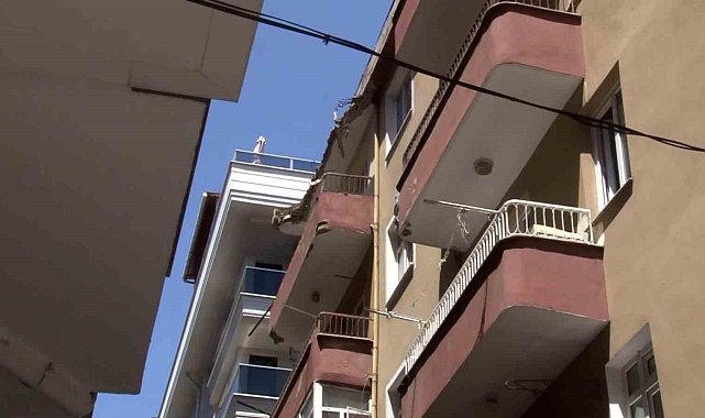 Bahçelievler Güngören Sokak üzerinde bulunan 4 katlı binanın en üst kat balkonunda çökme meydana geldi. Olay yerine itfaiye ve polis sevk edildi.
