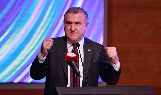 Bakan Bak: "Sporda başarı için yapay zekayı kullanacağız"