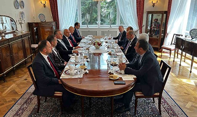 Bakan Bak ve TFF Başkanı Büyükekşi, Varşova Büyükelçiliği'nde ağırlandı